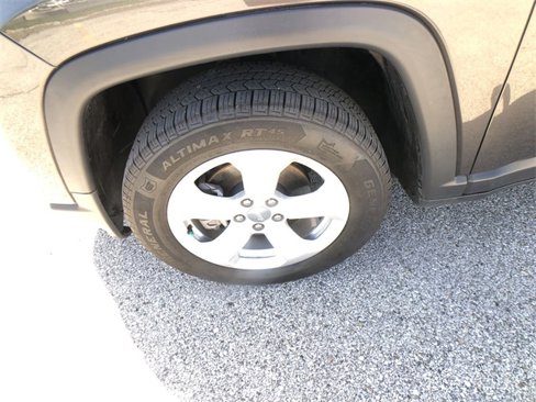 Used 2019 Jeep Compass Latitude w/ Cold Weather Group image 10