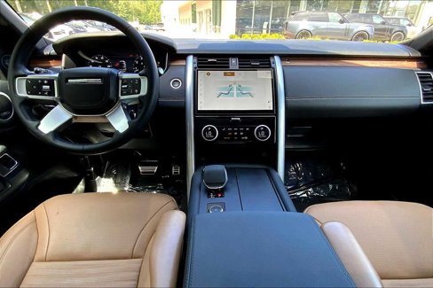 Used 2025 Land Rover Discovery Dynamic SE image 13