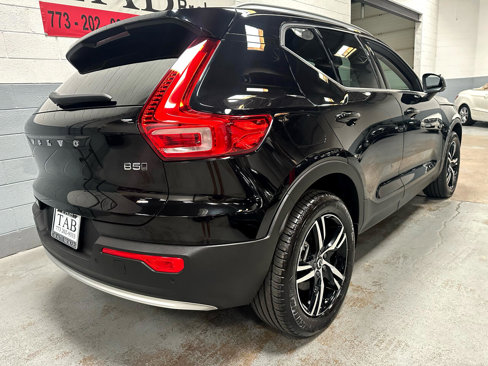 Used 2024 Volvo XC40 B5 Core w/ Climate Package image 3