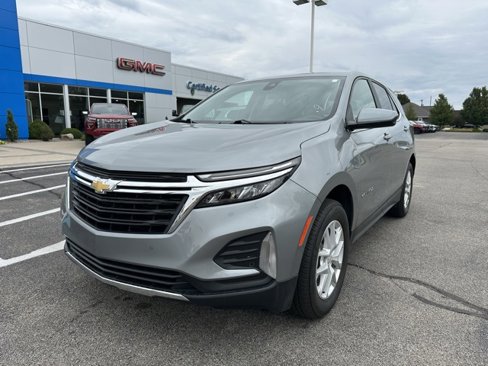 Used 2023 Chevrolet Equinox LT image 2