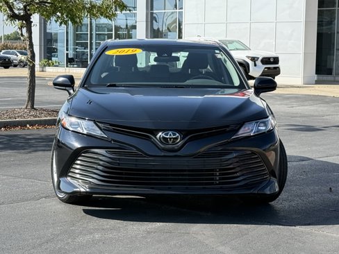 Used 2019 Toyota Camry LE image 2