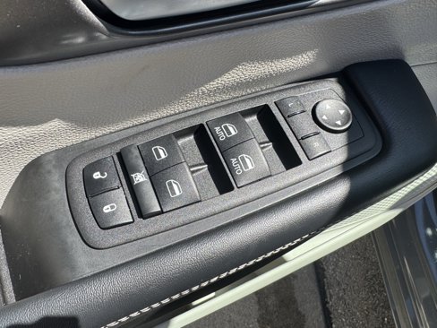 Used 2023 Chrysler Pacifica Touring-L image 11
