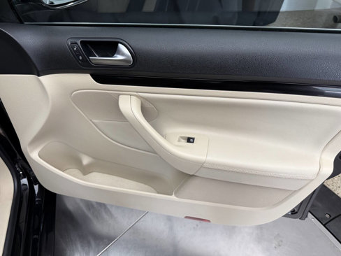 Used 2010 Volkswagen Jetta SEL image 16