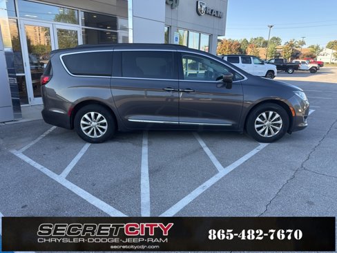 Used 2017 Chrysler Pacifica Touring-L image 9