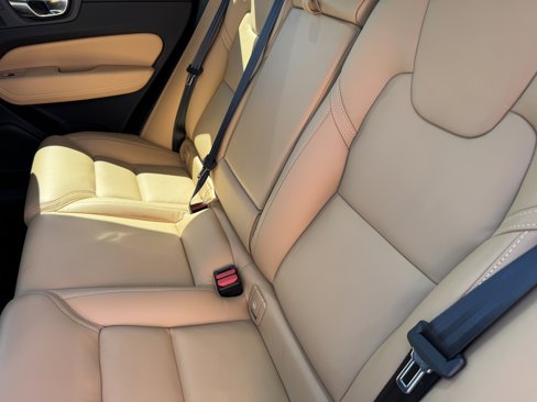 Certified 2023 Volvo XC60 B5 Ultimate w/ Climate Package image 17