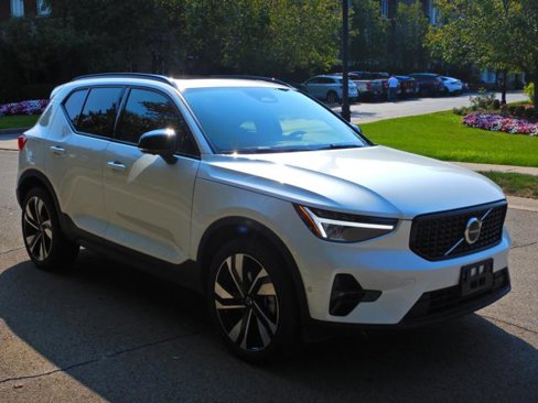Used 2025 Volvo XC40 B5 Plus image 3