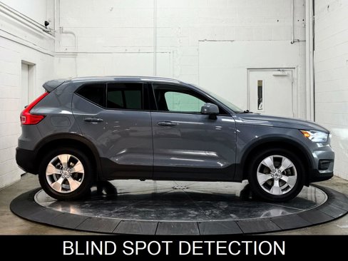 Used 2021 Volvo XC40 T5 Momentum image 9