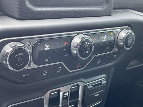 Used 2020 Jeep Wrangler Unlimited Sahara image 19
