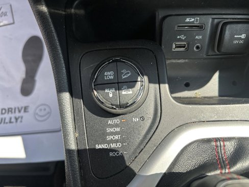 Used 2015 Jeep Cherokee Trailhawk w/ Comfort/Convenience Group image 35
