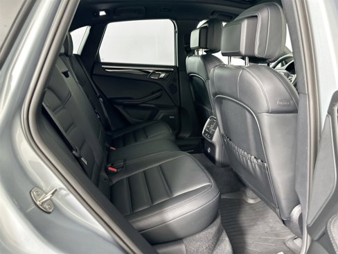 Certified 2024 Porsche Macan image 28