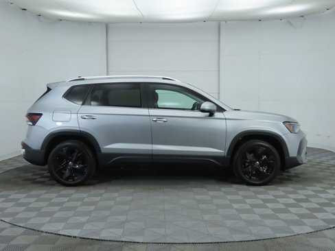 Certified 2025 Volkswagen Taos SE w/ Black Wheel Package image 5