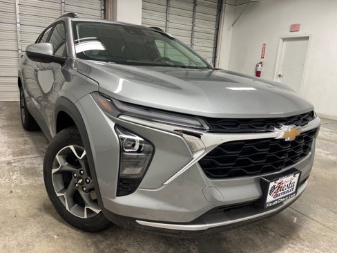 Used 2024 Chevrolet Trax LT w/ LT Convenience Package image 1