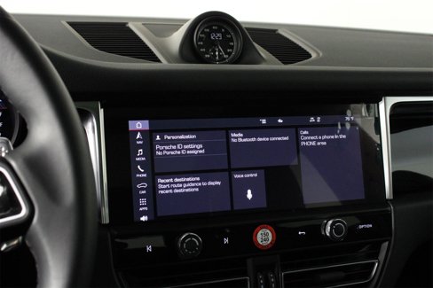 Certified 2025 Porsche Macan image 13