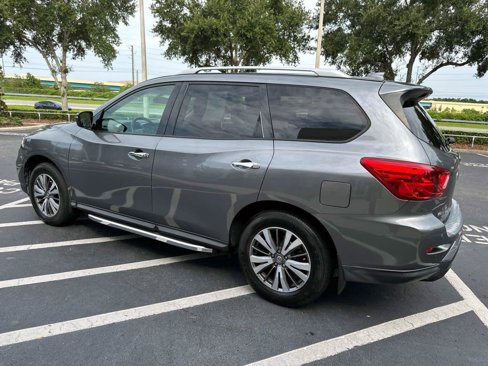 Used 2020 Nissan Pathfinder SV image 4