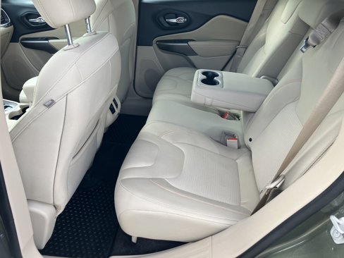 Used 2019 Jeep Cherokee Latitude w/ Cold Weather Group image 13