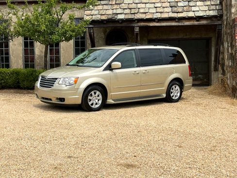 Used 2010 Chrysler Town & Country Touring image 2