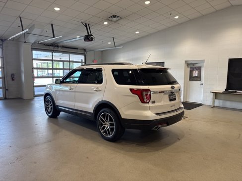 Used 2018 Ford Explorer XLT w/ Equipment Group 202A image 8