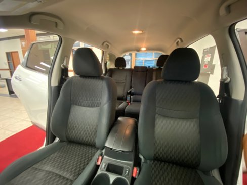 Used 2018 Nissan Rogue SV image 23