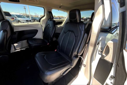Used 2020 Chrysler Pacifica Touring-L image 19