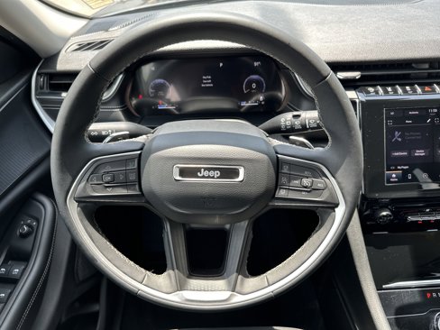 Used 2023 Jeep Grand Cherokee L Laredo image 25
