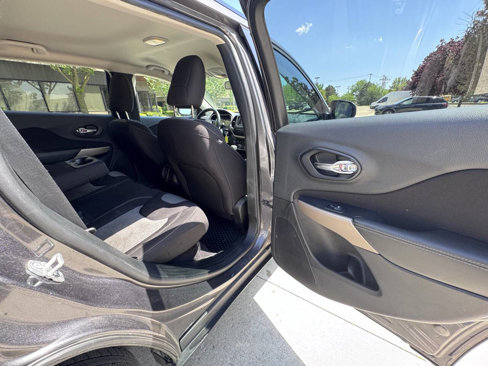 Used 2018 Jeep Cherokee Latitude w/ Altitude Package image 19