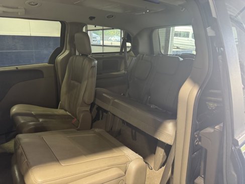 Used 2013 Chrysler Town & Country Touring image 8