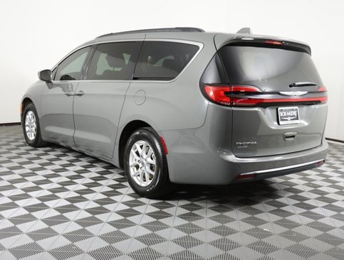 Used 2022 Chrysler Pacifica Touring-L image 6