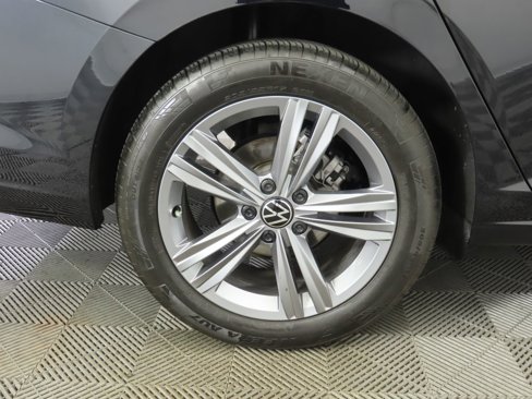 Certified 2024 Volkswagen Jetta SE image 33
