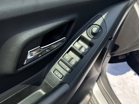 Used 2022 Chevrolet Trax LT w/ Premium Seat Package image 16