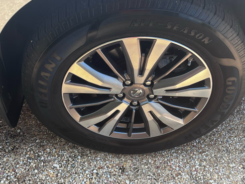 Used 2018 Nissan Pathfinder SV w/ SV Tech Package image 15