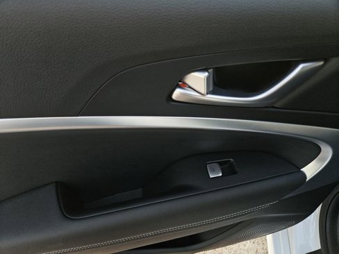 Used 2025 Genesis G70 2.5T image 10