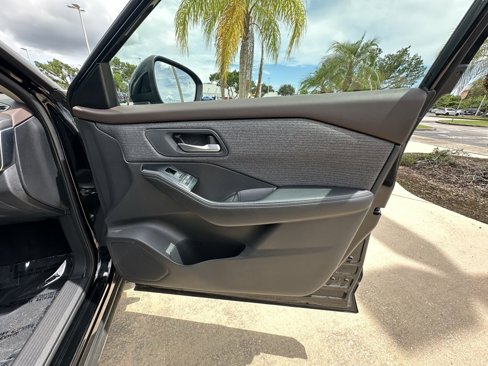 Used 2022 Nissan Rogue SV image 31