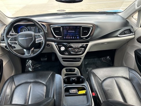 Used 2017 Chrysler Pacifica Touring-L image 15