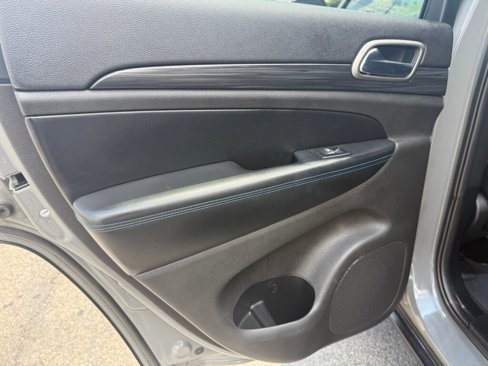 Used 2019 Jeep Grand Cherokee Laredo image 24