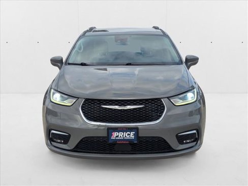 Used 2021 Chrysler Pacifica Touring-L image 2