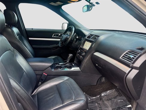 Used 2017 Ford Explorer XLT w/ Equipment Group 202A image 32