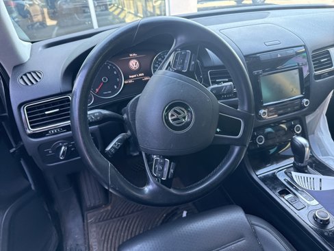 Used 2014 Volkswagen Touareg Sport image 5