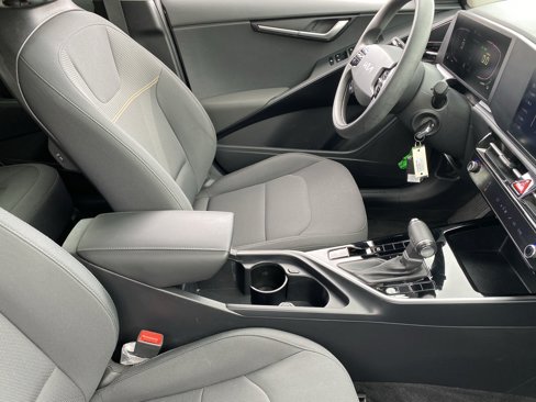 Used 2023 Kia Niro LX image 11