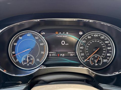 Used 2018 Bentley Bentayga image 21