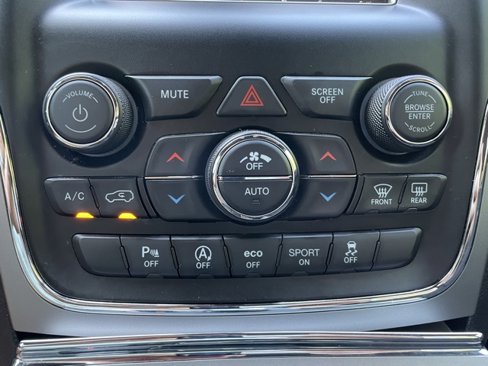 Used 2020 Jeep Grand Cherokee Laredo image 16