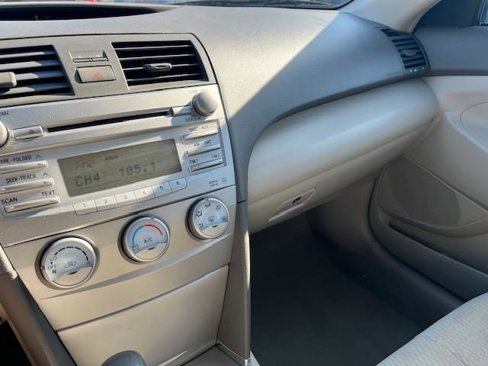 Used 2010 Toyota Camry LE image 6