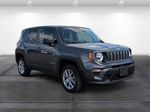Used 2023 Jeep Renegade Latitude image 2