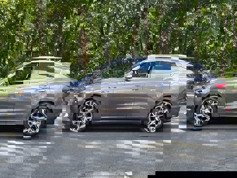 Used 2021 Maserati Levante GranLusso image 3