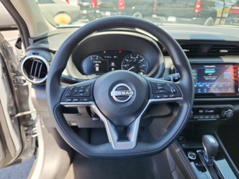 Used 2022 Nissan Kicks SV image 9