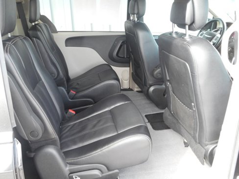 Used 2015 Chrysler Town & Country Touring image 17
