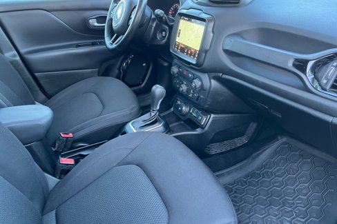 Used 2018 Jeep Renegade Altitude w/ UConnect 8.4 Nav Group image 13