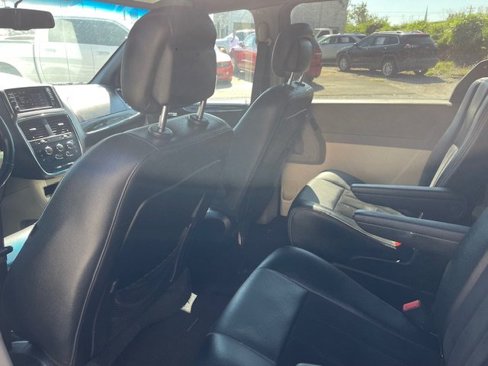 Used 2017 Dodge Grand Caravan SXT image 13