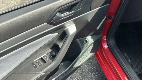 Used 2025 Volkswagen Jetta SE image 14