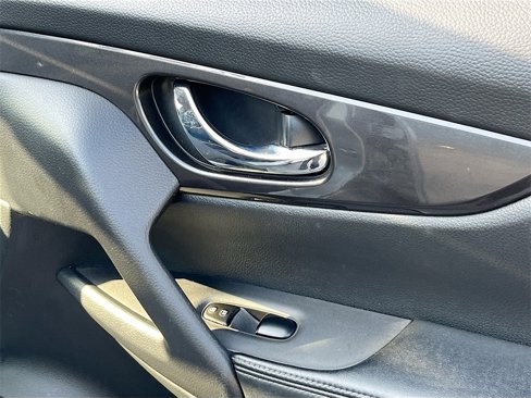 Certified 2020 Nissan Rogue SV image 32