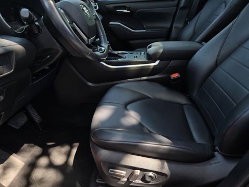 Used 2021 Toyota Highlander XLE image 22